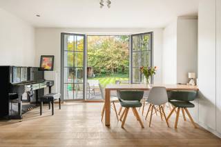 Deze karaktervolle woning combineert authentieke charme met hedendaags wooncomfort en een uitstekende ligging in het centrum van Kapellen.Via de inkomhal bereik je een veelzijdige ruimte die perfect kan dienen als speelkamer, thuiskantoor of praktijkruimte. De gezellige en lichtrijke leefruimte is afgewerkt met parket en beschikt over een sfeervolle houthaard. Grote raampartijen bieden een mooi zicht op de tuin, die rechtstreeks toegankelijk is vanuit de living.De ruime, praktische keuken biedt voldoende werk- en bergruimte.Op de eerste verdieping bevinden zich twee kinderkamers, een badkamer met douche en enkele lavabo, en een masterbedroom met ingemaakte kasten. Vanuit de masterbedroom is er toegang tot de bovenliggende verdieping met een ligbad, lavabo, dressing en extra zolderruimte.Ook op energetisch vlak scoort deze woning bijzonder goed. Het dak werd slechts drie jaar geleden vernieuwd en er zijn 16 zonnepanelen aanwezig. Daarnaast beschikt de woning over airconditioning in de leefruimte en op de boven verdieping en een eigen laadpaal.Een charmante, ruime en energiezuinige gezinswoning op een centrale toplocatie in Kapellen!De weergegeven oppervlakte is louter informatief en werd over genomen van het EPC-attest.