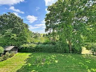 PRACHTIGE GEZINSVILLA in klassieke stijl, RUIM (totale oppervlakte: +/- 385 m². Bewoonbare oppervlakte: +/- 250 m²) en LICHTRIJK, ideaal gelegen in een GEGEERDE WOONWIJK met uitsluitend ruime villa’s op grote percelen, aan het einde van een RUSTIGE DOODLOPENDE STRAAT, vlak bij het centrum van Overijse. Gebouwd in 1972 op een prachtig zuidgericht perceel van +/- 14a49ca, werd deze villa gedeeltelijk gerenoveerd. Naast de uitstekende ligging en het prachtige OPEN UITZICHT zal deze woning u verleiden met haar ruime en lichtrijke leefruimtes! Op het gelijkvloers: living met eetkamer +/- 62m², ingerichte keuken +/- 17m², slaapkamer met ensuite douchekamer (+/- 12m²). Op de verdieping: 4 slaapkamers waarvan 2 met lavabohoek (+/- 11m²/+/-13m²/+/-14m²/+/-20m²), 1 badkamer, 1 douchekamer. In de kelderverdieping: garage voor 4 wagens, 4 kelders (+/- 5m²/+/-6m²/+/-6m²/+/-9m²) + polyvalente ruimte : +/- 20m². Verwarming op mazout. Gasaansluiting aanwezig in de kelder. Zuidgerichte TUIN en TERRAS van +/- 37m². EPC = D : 380 kWh/m²/jaar. P-score: A. G-score: A. De vermelde inlichtingen en oppervlaktes zijn louter indicatief en niet contractueel.