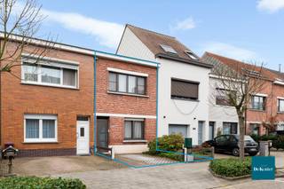 Deze eengezinswoning is gelegen in een rustige straat, op wandelafstand van het centrum van Schoten. Winkels, scholen en openbaar vervoer...