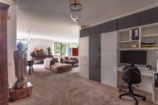 <p><strong>Ruim 2 à 3 slaapkamer hoek appartement ca. 175m² met ZW-terras gelegen op de 2e verdieping in Residentie ‘Hertogenpark’ met een groen uitzicht over het park. Restaurant, zwembad met sauna, conciërge zijn ter beschikking in het gebouw. <br /><span><br />INDELING;</span></strong><span> <br /><br /></span>INKOMHAL op vast tapijt met vestiaire kasten en apart gastentoilet, zonnige en ruime LEEFRUIMTE omgeven door het TERRAS, ingerichte KEUKEN (ca 2,4m x 3,9m) met BERGING (ca. 1m x 2,4m). De keuken is voorzien van de nodige toestellen. Via de nachthal heeft men toegang tot 3 SLAAPKAMERS en een douchekamer. Momenteel ingericht als masterbedroom (ca 5,5 x 3,2m) met ingemaakte kast en aansluitend een badkamer (ca 2,8m x 2,2m) voorzien van een inloopdouche, 2 lavabo's in een meubel en een toilet, een tweede kamer die nu dient als dressing (ca. 2,2m x 4,38m) en een derde kamer die ingericht is als vriendenkamer (ca. 3,4m op 4,38m). <br />De slaapkamers zijn gelegen op vast tapijt.<span><br /></span></p>
<p><strong>Residentie ‘Hertogenpark’ of hoe wonen resideren wordt!</strong><span> </span>Hertogenpark is al jaren een buitenbeentje op de Belgische markt van residentiële appartementen. Sinds haar ontstaan is de residentie haar tijd ver vooruit en wordt zij in haar segment aanzien als de “place to be” bij mensen die kwaliteitsnormen voor wonen verwachten .</p>
<p>De permanente upgrading van het gebouw heeft mogelijk gemaakt dat er in de residentie luxueus kan worden gewoond. Er kan worden genoten van een groot binnenzwembad en een sauna. Voor deze extra luxe betaalt enkel degene welke ervan gebruik maakt. Voor een reeds € 300,- per jaar (per appartement) geniet men van deze luxueuze ontspanning. Tevens is er sinds enkele jaren een restaurant te vergelijken met een ‘lounge’ + pianobar, waar iedereen welkom is.</p>
<p>Het gebouw beschikt over gastenkamers welke u de mogelijkheid bieden om vrienden, familie of zakenrelaties bij u thuis uit te nodigen en laten overnachten in hun eigen aparte suite.</p>
<p>De ruime behuizing, de privacy, de veiligheid, de beveiligde ondergrondse parkings en de grote terrassen geven een perfecte samensmelting van luxe. Mensen die niet de zorg van een villa willen, maar wel de geborgen luxe van een residentieel appartement, vinden in de residentie precies wat ze zoeken.</p>
<p>Ook niet te vergeten is de ligging van de residentie: in het groene Hertogenpark aan de rand van de stad, naast een park, winkels en op enkele minuten van het centrum.<br /><br /><br /><span><strong>BIJZONDERHEDEN:</strong></span><br />* Aangenaam en ruim appartement met terras<br />* Bewoners genieten van exclusieve faciliteiten zoals een restaurant, zwembad met sauna en een conciërge.<br />* Inkomhal gebouw is volledig gerenoveerd (2018), badgesysteem vernieuwd (2019), aanleg voortuin (2019), videofonie aanwezig<br />* EPC B: 143kWh/m², asbestvrij<br />* Kelderberging inbegrepen<br />* Mogelijkheid tot aankopen van 2 autostaanplaatsen aan €25.000/parking<br />* Fietsenberging, vuilbak containers in het gebouw<br />* Zeer centrale locatie nabij belangrijke in- en uitvalswegen, openbaar vervoer, parken, winkels, stad en scholen.</p>
