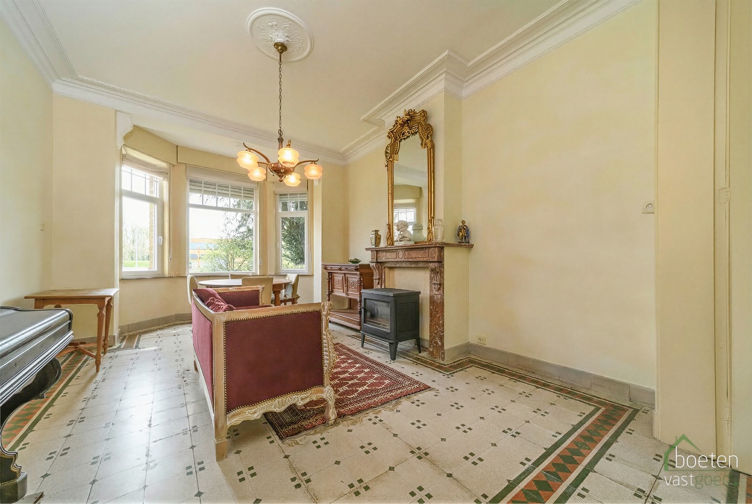 ALVERINGEM: Karaktervolle herenwoning uit het interbellum (jaren 30) met authentieke geveldetails en een warm landelijk interieur op 3.253 m² totale grondopp. - foto 5