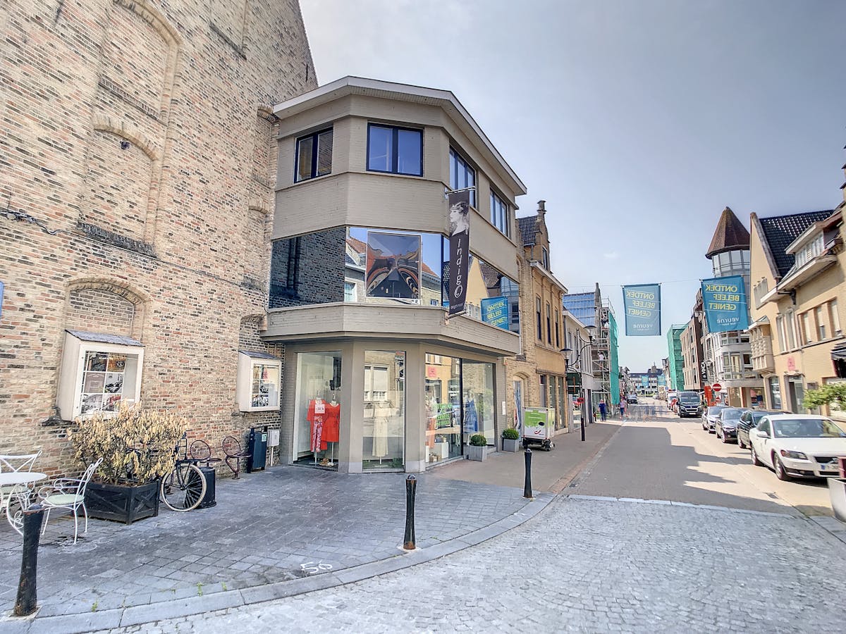 Op een hoekgelegen handelspand te huur in centrum Veurne - foto 2