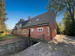 <p><span>Zou u graag leven midden in de seizoenen, 4 jaargetijden zien komen en gaan doorheen alle ramen van uw landhuis?</span><span><br /></span><span>Zou u dit bovendien graag gecombineerd zien met een uitermate rustige doch centrale ligging ?</span><span><br /></span><span>Dan is dit het ideale huis voor u: het alfabet schiet tekort om de schitterende ligging van het eigendom te omschrijven.</span><span><br /></span><span>Gelegen op wandelafstand van de gezellige dorpskern van Lubbeek, ligt deze villa op een prachtig perceel van maar liefst 8376 m² met unieke gevrijwaarde vergezichten... het leent zich tot een permanent vakantiegevoel in eigen land. Onthaasten en genieten van de natuur staan hier immers centraal.<br />Deze karaktervolle villa met een zeer grote bewoonbare oppervlakte van 445 m² omvat op het gelijkvloers een inkomhal met gastentoilet, een riante living van 65 m², een keuken, een bijkeuken en de masterbedroom met en suite de badkamer. </span><span>Op de eerste verdieping bevinden er zich 4 volwaardige slaapkamers en een badkamer.<br />Verder zijn er verschillende functionele zolders aanwezig. Tevens is dit landhuis volledig onderkelderd en voorzien van een ruime inpandige garage van 60 m². Bovendien beschikt deze villa nog over een aparte conciërgewoning met 2 slpks. </span><span><br /></span><span>Mits een aantal verfraaiingswerken uit te voeren kan dit landhuis eenvoudig veranderd worden in een gezellige, hedendaagse thuis! </span><span><br /></span><span>Kortom, een uniek gelegen landhuis en een absolute aanrader voor wie zoekt naar ruimte, licht en groen, met verschillende steden in de zeer nabije omgeving. Een absolute aanrader.</span><span><br /> </span></p><p><span>i</span></p>