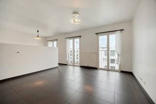 Prachtige penthouse studio op de 8e verdieping met zicht op Tour &amp; Taxis  te koop.<br /><br />De studio beschikt over een ruime keuken-leefruimte met een aparte slaaphoek.<br /><br />Het ruime terras heeft een panoramisch zicht over Tour &amp; Taxis en het kanaal.<br /><br />De keuken is helemaal geïnstalleerd alsook de badkamer.<br /><br />De studio is zéér energiezuinig (EPC B) en beschikt over een individuele condensatieketel en een ventilatiesysteem D.<br /><br />Ruimte en aansluitingen voorzien voor wasmachine.<br /><br />De vraagprijs van de studio bedraagt  € 279.000.<br />Parkeeplaats verplicht bij te kopen aan € 29.000.<br /><br />Wenst u dit pand te bezoeken ?<br />Doe een aanvraag via www.dewaele.com<br /><br />of <br /><br />Contacteer mij : <br />Vaïk<br />+32 472 18 71 95<br /><br />BESTEMMING: Woongebied<br /><br />DISCLAIMER: Sommige afbeeldingen in deze presentatie zijn met AI gegenereerd om het potentieel van het pand te illustreren. Ze tonen niet de exacte, huidige staat. Aan deze beelden kunnen geen rechten worden ontleend. 