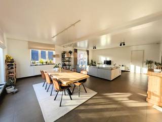 Bent u op zoek naar een comfortabel en instapklaar appartement met veel lichtinval en een uitstekende ligging? Dan is dit ruime appartement...