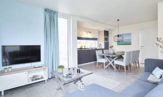 <p><span>Met een bijzondere architectuur en de landscape van duinen en water biedt kan je in deze vakantiewoning optimaal genieten van een oase van rust in een prachtige, natuurlijke omgeving. Het bevindt zich op 200 meter van het strand en de zee, nabij een splinternieuw zwembad én sportcomplex. Op zoek naar een tweede verblijf aan zee, of een prima investering? Contacteer ons alvast voor meer info én met plezier maken we een afspraak om dit samen eens ter plaatste te ontdekken. Alle gepubliceerde prijzen zijn excl. kosten én BTW.</span></p>