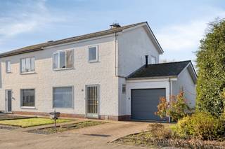 <p><span>GEZELLIGE, SOLIDE HALFOPEN BEBOUWING MET MOOIE TUIN, GARAGE EN 3 SLAAPKAMERS</span></p><p><span>Deze gezinswoning is gelegen in een rustige, autoluwe en kindvriendelijke woonwijk.</span></p><p><span>De nabijheid van de N16 en A12 verzekert een vlotte bereikbaarheid.</span></p><p><span> </span></p><p><span>De goed onderhouden woning beschikt over een mooie zuidwest-georiënteerde tuin waar u in alle rust van de zon kan genieten.</span></p><p><span>Het huis biedt heel wat potentieel mits het uitvoeren van een aantal renovatiewerken. </span></p><p><span> </span></p><p><span>Gelijkvloers: Inkomhal / ruime, aangename leefruimte met veranda (ca. 45 m²) met zicht op de tuin / keuken met laden en kasten / wasplaats / garage.</span></p><p><span>1ste verd.: 3 slaapkamers (3,9m x 2,75m; 3,9m x 3,75m; 3m x 2,5m) / badkamer met ligbad en wastafel.</span></p><p><span>Leuke tuin / oprit met parkeermogelijkheid.</span></p><p><span>Deze woning vormt de ideale opportuniteit voor wie op zoek is naar een solide woning die naar eigen smaak gemoderniseerd kan worden.</span></p><p><span>Interesse? Contacteer ons vandaag nog voor meer informatie of een bezoek via Trevi Axus.</span></p>