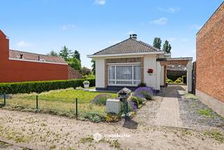 Bent u op zoek naar een woning die u volledig naar eigen smaak kunt omvormen? Deze <strong>te renoveren woning</strong> met een <strong>bewoonbare oppervlakte van ca. 102 m², gelegen op een perceel van 427 m²</strong>, biedt tal van mogelijkheden voor handige harry's en investeerders.<br /><br />De woning heeft wat liefde en aandacht nodig om te voldoen aan de hedendaagse woonnormen van 2026, maar vormt de ideale basis voor het creëren van een gezellige en comfortabele thuis. Dankzij de <strong>ruime tuin</strong> geniet u bovendien van voldoende buitenruimte voor ontspanning, tuinieren of speelplezier.<br /><br />De <strong>ligging is een absolute troef</strong>: op korte afstand van het centrum van Wachtebeke, met winkels, scholen, openbaar vervoer en andere voorzieningen binnen handbereik. Bovendien geniet u van een vlotte verbinding naar omliggende gemeenten en invalswegen.<br /><br /><strong>Info:</strong><br />Bewoonbare oppervlakte van ca. 102 m²<br />Perceeloppervlakte van 427 m²<br />Centrale ligging nabij het dorpscentrum van Wachtebeke & wegen<br />Tal van renovatie- en uitbreidingsmogelijkheden<br />Ruime tuin<br />EPC: F<br />Elektrische installatie niet conform<br /><br />Bent u op zoek naar een renovatieproject met potentieel op een gunstige locatie? Dan is deze woning zeker een bezoek waard!<br /><br />Bel 0492/97.47.00 of mail nathalie@immomamo.be.<br /><strong>Let op: op voorhand verwittigen is verplicht.</strong>
