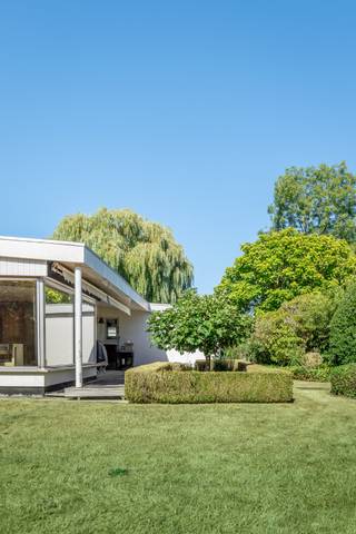 Op toplocatie te Waregem vinden we deze bungalow. Gelegen op een uitzonderlijk perceel van 1700m2, volledig omringd door groen. De woning gebouwd in 1962 biedt de basis voor wie op zoek is naar ruimte en privacy vlakbij het centrum maar toch uitstekende bereikbaarheid.<br /><br />U betreedt de woning via de ruime inkomhal met apart toilet en vestiaire. Ruime leefruimte met houtkachel, eetplaats en bureau, aansluitend de keuken. 3 slaapkamers en badkamer. Garage met bijgebouwen (bar en sauna, sanitair, werkplaats en stockage).<br />Vanuit al deze ruimtes geniet u van een prachtig zicht op de tuin en zwembad.<br /><br />Troeven:<br />- Vooruitstrevende architectuur<br />- Centrale ligging + vlotte verbinding grootwegen<br />- Perceel van 1700m2 + oprijlaan, garage en parking<br />- Volgroeide tuin<br />- Bijgebouwen <br /><br />Kortom, uniek vastgoed met bijzonder veel mogelijkheden.<br />Interesse of een vrijblijvend gesprek? Neem contact op het nummer 0492 10 55 16 of simon@karolienlafaut.be.<br />