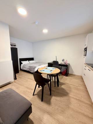 <span><strong>**AJ 2026-2027 - ENKEL STUDENTEN/STUDENTS ONLY**</strong></span><br /><br /><span>In de Eikstraat bieden we met veel plezier deze studio met privatief terras! </span><span>Niet alleen de leuke ligging van het pand is een troef maar ook de faciliteiten in de nabijheid zijn mooi meegenomen. Supermarkten, scholen, campussen, aula’s, faculteiten, printshops, apotheek… op wandel/ fietsafstand. </span><br /><br /><span>De studio is gelegen op de eerste verdieping aan de achterzijde van het gebouw en wordt volledig bemeubeld verhuurd! Bovendien is er een gemeenschappelijke keuken met buitenruimte, ideaal om samen te kokerellen. Je fiets stallen is mogelijk in de inpandige fietsenstalling. </span><br /><span> </span><br /><span><strong><span>Meer informatie of een bezoek ter plaatse: verhuur@connect-immo.be</span> </strong></span><br /><br /><span>Huurprijs: €835 + €70 (provisie voor verwarming en internet) + water en elektriciteit</span><br /><span>* Exclusief studententaks<br /></span>