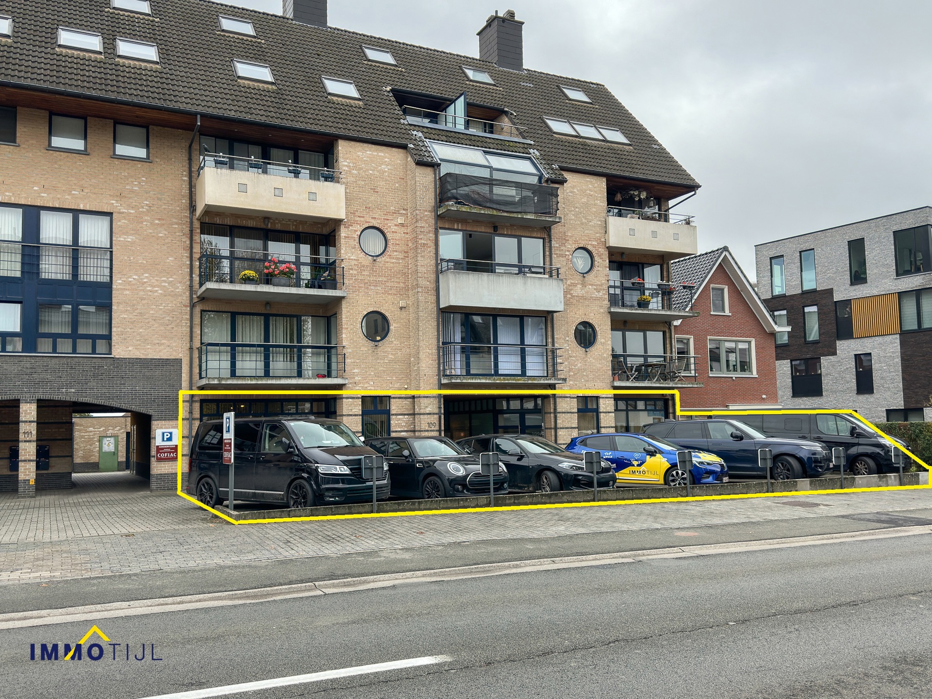 Gelijkvloerse kantoorruimte met parking te Ninove! - foto 1