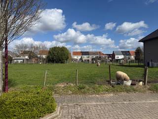 Op een landelijke locatie te Haaltert bevindt zich deze bouwgrond voor een open bebouwing met een straatbreedte van 16 meter en een oppervlakte van 5 are 18 ca. <br />Deze unieke bouwgrond ligt in een rustige doodlopende straat.<br />Geen doorgaand verkeer, enkel bestemmingsverkeer.<br />Winkels, scholen en openbaar vervoer bevinden zich op een boogscheut. De uitvalswegen naar Aalst, Brussel en Gent bevinden zich eveneens in de nabijheid. De bouwbreedte bedraagt 10 meter. De bouwdiepte op het gelijkvloers 15 meter en op het verdiep 12 meter. De perceeldiepte bedraagt 33 meter. Geen bouwverplichting <br />Voor meer info, bel 0475733628