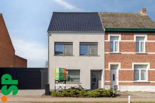 <span>Zeer ruime en instapklare gezinswoning op een perceel van 8a 32ca.</span><br /><br /><span>Deze prachtige en goed onderhouden gezinswoning verwelkomt je via een ruime inkomhal die leidt naar een lichtrijke en aangename leefruimte. Dankzij de grote raampartijen geniet je hier van een overvloed aan natuurlijk licht. De leefruimte sluit naadloos aan op de volledig uitgeruste open keuken en de gezellige zithoek, de ideale plek om samen te genieten met familie en vrienden.</span><br /><br /><span>Op het gelijkvloers vind je daarnaast een volledig gerenoveerde badkamer met moderne inloopdouche en een praktische bergruimte. Vanuit de keuken heb je bovendien toegang tot de kelder, wat zorgt voor extra opbergruimte.</span><br /><br /><span>De eerste verdieping telt drie volwaardige en ruime slaapkamers. Via een vaste trap bereik je de zolderverdieping, die tal van mogelijkheden biedt: extra slaapkamers, een hobbyruimte, speelkamer of comfortabel thuiskantoor.</span><br /><br /><span>Ook buiten heeft deze woning heel wat troeven. Zo is er een ruime garage met elektrische poort en bijkomende opbergruimte. De gezellige zithoek kijkt uit op de ruime tuin, waar je achteraan nog een extra tuinhuis vindt.</span><br /><br /><span>De woning werd reeds gerenoveerd en bevindt zich in uitstekende staat van onderhoud. Met een EPC-label C (232 kWh/m²) scoort ze bovendien mooi op vlak van energiezuinigheid. De verwarming gebeurt via een condenserende gasketel met hoog rendement.</span><br /><br /><span>De ligging: op wandelafstand van winkels, scholen en openbaar vervoer, in de nabijheid van aangename wandel- en fietspaden en met een vlotte verbinding naar de E313.</span><br /><br /><span>Kortom, een ideale gezinswoning die ruimte, comfort en energiezuinig wonen perfect combineert.</span><br /><br /><span>Voor meer informatie of een bezoek ter plaatse, kan u contact opnemen met IMMO SP via 014 59 10 20 of mailen naar jill@immosp.be. Benieuwd naar de waarde van uw eigen woning? Vraag vrijblijvend een gratis verkoopanalyse aan – wij helpen u graag verder!</span>