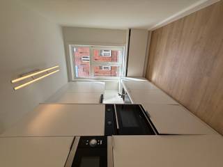 <p>Te huur: verzorgd appartement in de Boezingepoortstraat, op korte afstand van het centrum van Ieper.</p>
<p> </p>
<p>Dit appartement biedt een comfortabele indeling met twee slaapkamers en een praktische keuken. Gelegen in een rustige straat, geniet u van een aangename woonomgeving met alle voorzieningen binnen handbereik. De ligging maakt het eenvoudig om zowel het historische stadscentrum als winkels en openbaar vervoer te bereiken.</p>
<p> </p>
<p>Belangrijkste ruimtes:<br />• Woonkamer met natuurlijke lichtinval en ruimte voor een gezellige zithoek.<br />• Functionele keuken met plaats voor alle basisapparatuur.<br />• Twee slaapkamers, ideaal voor een gezin of als extra logeerkamer.<br />• Badkamer met douche en wastafel.</p>
<p> </p>
<p>Troeven:<br />• Rustige ligging nabij het centrum van Ieper.<br />• Twee volwaardige slaapkamers.<br />• Praktische indeling voor optimaal wooncomfort.</p>
<p> </p>
<p>Neem vandaag nog contact op met je ERA-makelaar voor een bezoek.</p>
<p> </p>
<p>JOUW DROOMAPPARTEMENT. ZO GEVONDEN!</p>