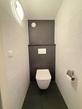 <p>Dit goed onderhouden tweeslaapkamer appartement is uitstekend gelegen op Linkeroever, op wandelafstand van openbaar vervoer, winkels en het pittoreske Sint-Annastrand.</p>
<p>Het appartement maakt deel uit van een kwalitatief onderhouden gebouw dat de voorbije jaren grondig werd opgeknapt: gevelrenovatie met <strong>isolatie </strong>van de <strong>voorgevel</strong>, <strong>restauratie </strong>van de <strong>terrassen</strong>, <strong>individuele watermeters en een nieuw videofonie-systeem.</strong></p>
<p>Indeling; Ruime inkomhal met gastentoilet (volledig vernieuwd); leefruimte op parket (in goede staat) met schuifraam dat uitgeeft op het gerestaureerde terras! Ruime keuken op verzorgde tegel voorzien van een inductiekookplaat, dampkap, ijskast met vriezer (losstaand) en een dubbele spoelbak. Ook de keuken geeft uit op een gezellig terrasje. Nachthal die uitkomt op de<strong> twee ruime slaapkamer</strong> van 15m² en 10,6m² en de verzorgde badkamer met wastafel op meubel en douche in bad. Verder nog een handige interne bergruimte.</p>
<p>Extra troeven:<br />- <strong>Gunstig energielabel</strong><br />- Recent <strong>vernieuwde ramen </strong>(Belisol)<br />- <strong>Kelderberging </strong>inbegrepen in de verkoopprijs<br />- <strong>Ondergrondse staanplaats beschikbaar </strong>voor € 15.000</p>
<p>Ideal voor eigen bewoning of als rendabele investering. Een unieke kans in een gegeerde buurt!</p>
<p>Neem contact op via 03 636 47 47</p>