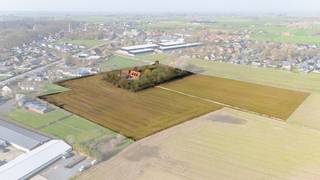 Mooie ruime landelijke L-vormige ruime villa met gronden te koop te Elverdinge.Unieke eigendom gelegen in agrarisch gebied met zonevreemd karakter...