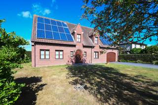 Deze vrijstaande woning, gebouwd in 1993 en gerenoveerd door de jaren heen, is gelegen in het landelijke en charmante Lievegem. De woning geniet van een bijzonder rustige ligging, en combineert deze met de nabijheid van het centrum. Het perceel van 1165 m² biedt prachtig zicht op agrarisch gebied, en volop ruimte om in alle rust en privacy te ontspannen.<br /><br />Via de inkomhal met gastentoilet betreedt men de lichtrijke leefruimte, die dankzij de hoge plafonds en grote raampartijen een bijzonder ruimtelijk karakter uitstraalt. De leefruimte is onderverdeeld in een gezellige zithoek en eetplaats.  Verder is op het gelijkvloers een bureauruimte aanwezig. Een praktische wasplaats voorziet in een extra douche en toilet. De eerste verdieping omvat een uitzonderlijk ruime overloop die toegang biedt tot vier volwaardige slaapkamers, een strijkkamer en een badkamer. De volledig afgewerkte zolderverdieping biedt extra ruimte voor hobby, opslag of bijkomende slaapkamers.<br /><br />De tuin biedt meerdere zonneterrassen en beschikt ook over een ruime tuinberging met bijhorende overkapping die voorziet in een zithoek.<br /><br />Als kers op de taart beschikt de woning over maar liefst 35 zonnepanelen en een nieuw ventilatiesysteem.<br /><br />EPC: C / EK: conform / CV : convectoren / asbestveilig<br /><br />Benieuwd naar deze vrijstaande woning met prachtig uitzicht te Zomergem? Een afspraak kan via bart@landbergh.be of 09 278 78 79.