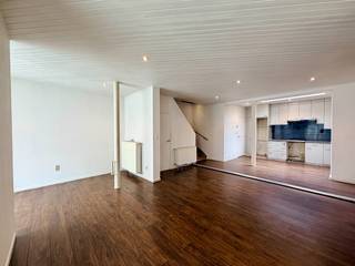 Deze instapklare woning is gelegen in het bruisende stadscentrum van Roeselare, vlakbij de Markt.Deze woning is vlot bereikbaar en diverse winkels,...