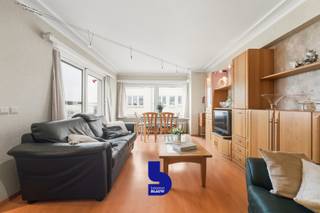 Kom heerlijk ontspannen met zicht op zee.<br />In de Louisastraat op de 9e verdieping bevindt zich dit lichtrijke appartement.<br />Met zijdelings zeezicht en vlakbij de winkelstraat is de locatie alvast ideaal.<br /><br />Via de aparte inkomhal kunnen we meteen naar het alleenstaande toilet, de badkamer of de woonkamer.<br />Via de lichtrijke woonkamer hebben we zicht op een eerste terras (met zeezicht) en kunnen we vlot naar de aanpalende keuken.<br />De keuken is voorzien van veel opbergruimte en alle moderne comforten.<br /><br />Hierna komen we in de slaapkamer met een extra terras.<br />Opstaan, tas koffie nemen en meteen genieten van vakantiegevoel.<br /><br />Via de slaapkamer komen we opnieuw uit in de ruime badkamer.<br />Deze is voorzien van ligbad, aparte douche en genoeg kastruimte voor de zonnecrème.<br /><br />Dankzij de twee terrassen kan er optimaal genoten worden van de zon en de locatie.<br /><br />Dit appartement biedt een uitstekende ligging aan zee. Ideaal als vaste woonst, tweede verblijf of investering.
