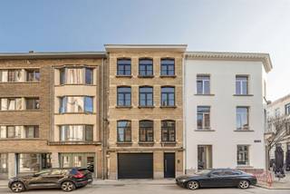<p>Op één van de meest begeerde locaties van Antwerpen, pal aan het bruisende Mechelseplein, bieden we dit magazijn van ca. 120 m² aan in een kleinschalig gebouw dat momenteel volledig wordt gerenoveerd. Een zeldzame kans voor wie op zoek is naar ruimte, flexibiliteit én visibiliteit in het hart van de stad.</p><p>Achter deze centrale ligging schuilt een pand met tal van mogelijkheden. Of je nu droomt van een stijlvol kantoor, een unieke handelsruimte, een fitness- of yogastudio, een showroom voor designmeubels of een creatieve hub — hier kan je jouw concept volledig tot leven brengen.</p><p>• Topligging aan het levendige Mechelseplein<br />• 120 m² polyvalente ruimte<br />• Onderdeel van een gebouw met slechts 3 appartementen<br />• Volledige renovatie van het pand in uitvoering<br />• Diverse bestemmingen mogelijk (kantoor, retail, studio, …)<br />• Zeldzaam aanbod in deze buurt</p><p>De ruimte zelf biedt een ruwe, industriële basis met karakter — ideaal om volledig naar eigen smaak en functie in te richten. De grote oppervlakte en praktische indeling zorgen voor maximale flexibiliteit.</p><p>De omgeving? Die spreekt voor zich. Je zit hier tussen hippe horecazaken, creatieve hotspots en een constante stroom van leven — een plek waar jouw zaak gegarandeerd opvalt.</p><p>Voor ondernemers, investeerders of visionairs: dit is jouw kans om iets uniek neer te zetten op een absolute toplocatie.</p><p>Buitenkans voor de snelle beslisser. Interesse? Plan je bezoek vandaag nog via sinjoor.be.</p>