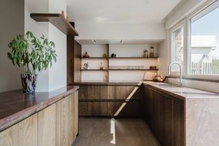 Ontdek dit huis via pre-sale op 09/05 tussen 09 en 14u, dinsdag 12/05 en woe 13/05 op afspraak. Tegen vrij 15/05 kan iedereen een eenmalig maximaal voorstel uitbrengen. Meer info via matthias.vanneste@dewaele.com of 0479 67 68 48Opgepast: pas beschikbaar vanaf maart 2027!Ontdek dit instapklaar huis te koop in Sint-Elisabeth Deze woning werd doorheen de jaren grondig gerenoveerd en combineert comfort met uitbreidingsmogelijkheden.Vandaag beschikt de woning over 2 volwaardige slaapkamers en een prachtig vernieuwde badkamer. De derde kamer kan volledig naar eigen wens ingericht worden en er is de mogelijkheid voor vaste trap naar zolder (+2 slpk)De woning werd technisch sterk aangepakt met onder meer een nieuwe keuken, nieuwe badkamer, vernieuwde elektriciteit, nieuwe ramen en een recente cv-ketel. Ook het dak werd geïsoleerd, wat bijdraagt aan het energiecomfort.Troeven:Instapklaar huis in Sint-Elisabeth2 slaapkamers + uitbreidingsmogelijkheden tot 5 kamersVernieuwde keuken en badkamerElektriciteit, ramen en cv-ketel vernieuwdGeïsoleerd dakZuidgerichte tuin met terrasVolledig onderkelderdGarage en opritRustige ligging in doodlopende straatDe eigendom wordt aangeboden via de Pre-sale formule. Van 09/05/2026 om 00:00 tot 15/05/2026 om 00:00 kan u de woning op afspraak komen bezichtigen en een bod uitbrengen. De vermelde prijs is een instelprijs. Voor meer info, gelieve contact op te nemen met de dossierverantwoordelijke.Bestuursmaatregelen in het maatregelenregister: nee