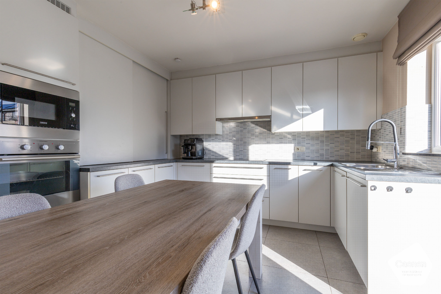 Recente en energiezuinige woning (2013) met 3 slaapkamers, inpandige garage en een uniek bijgebouw! - foto 4