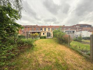 Planifiez votre visite via www.polares.eu!<br /><br />Cette charmante maison se trouve dans un quartier calme, à quelques minutes du centre de Louvain et de la gare de Heverlee.<br /><br />En entrant, vous arrivez dans le hall d'entrée, où vous avez de la place pour laisser vos manteaux et chaussures. Celui-ci vous mène à l'espace de vie avec cuisine ouverte. Grâce aux fenêtres dans le toit, vous bénéficiez de beaucoup de lumière naturelle dans l'espace de vie. Plus loin, vous trouverez la salle de bain, équipée d'une douche, d'un lavabo et de toilettes.<br /><br />Adjacent à l'espace de vie, vous avez le jardin avec terrasse et cabanon de jardin. Profitez de votre propre coin de nature, où vous pouvez échapper à l'agitation de la ville. Via la terrasse, vous avez accès à la remise extérieure, équipée pour la connexion d'une machine à laver et d'un sèche-linge.<br /><br />L'escalier dans le hall d'entrée vous mène à l'étage supérieur où vous trouverez les deux grandes chambres. L'une des deux chambres est également équipée d'un lavabo et d'une armoire encastrée. Le grenier est accessible via l'escalier escamotable, idéal pour stocker des objets supplémentaires. De plus, cette maison dispose également d'une cave.
