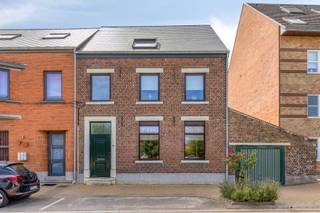 <h3><span><strong>Instapklare gerenoveerde woning met 3 slaapkamers, garage en ruime tuin in Hoegaarden</strong></span><span></span></h3>
<p>Bent u op zoek naar een ruime, instapklare woning waar comfort, energiezuinigheid en een rustige ligging perfect samenkomen? Dan is deze prachtig gerenoveerde gezinswoning in de <strong>Stoopkensstraat 81 te Hoegaarden</strong> beslist een bezoek waard.</p>
<p>Deze verzorgde woning beschikt over een <strong>bewoonbare oppervlakte van 196 m²</strong> en is gelegen op een mooi perceel van <strong>7 are 70 ca</strong>. Dankzij de doordachte renovatie geniet u van een hedendaags wooncomfort met een <strong>gunstig EPC B (162 kWh/m²/jaar)</strong>, wat zorgt voor een lagere energiefactuur en een aangenaam binnenklimaat.</p>
<p>Binnen treft u een lichtrijke leefruimte, een praktische keuken en voldoende ruimte voor het hele gezin. Op de verdieping bevinden zich <strong>drie volwaardige slaapkamers</strong> en een comfortabele badkamer.</p>
<p>Buiten geniet u van een aangename tuin waar u in alle rust kunt ontspannen, spelen of gezellig tafelen met familie en vrienden.</p>
<p>Extra troef is de <strong>inpandige garage</strong>, ideaal voor het veilig parkeren van uw wagen en extra bergruimte.</p>
<p>De woning is rustig gelegen, met een vlotte verbinding naar het centrum van Hoegaarden, winkels, scholen en belangrijke invalswegen.</p>
<h3>Troeven</h3>
<ul>
<li>Volledig gerenoveerde woning</li>
<li>196 m² bewoonbare oppervlakte</li>
<li>Perceel van 770 m²</li>
<li>3 volwaardige slaapkamers</li>
<li>EPC B - 162 kWh/m²/jaar</li>
<li>Zonnepanelen</li>
<li>Inpandige garage</li>
<li>Ruime tuin</li>
<li>Instapklaar</li>
<li>Rustige ligging met goede bereikbaarheid</li>
</ul>
<p>Interesse? Neem vandaag nog contact op met <strong>Laurens</strong> voor meer informatie of een bezoek ter plaatse <strong>0496 07 89 48</strong>.</p>
