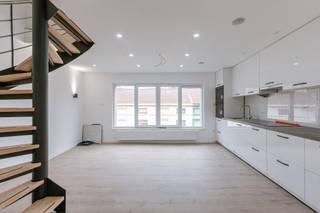 Bent u op zoek naar een ruime woning in Gent die zich uitstekend leent voor cohousing, een investering of een gezinswoning? Dan is deze eigendom precies wat u zoekt.<br /><br />Met een bewoonbare oppervlakte van maar liefst 155 m² op een perceel van 82 m² biedt deze woning verrassend veel ruimte en een doordachte indeling. Dankzij de drie volwaardige slaapkamers en twee badkamers is het pand uitermate geschikt voor cohousing, waarbij elke bewoner geniet van voldoende comfort en privacy.<br /><br />De aanwezigheid van twee keukens, twee badkamers en twee toiletten biedt bovendien de mogelijkheid om de woning praktisch op te splitsen, wat extra flexibiliteit creëert voor cohousing, dubbele bewoning of een slimme investeringsstrategie.<br /><br />De lichtrijke leefruimtes vormen het hart van de woning en sluiten naadloos aan op de praktische keuken. Achteraan bevindt zich een aangenaam terras, de ideale plek om te ontspannen, samen te eten of te genieten van een rustig moment in de buitenlucht.<br /><br />De centrale ligging in Gent zorgt ervoor dat winkels, openbaar vervoer, horeca, onderwijs en belangrijke invalswegen zich op korte afstand bevinden. Dit maakt de woning niet alleen interessant voor eigen bewoning, maar ook als investering met een aantrekkelijk verhuurpotentieel.<br /><br />Kortom, een veelzijdige en ruime stadswoning die dankzij haar indeling, oppervlakte en ligging een uitstekende opportuniteit vormt voor cohousing, gezinnen én investeerders.<br /><br />Enkele afbeeldingen werden digitaal gevisualiseerd en dienen louter als inspiratie voor de mogelijke inrichting en afwerking van de woning.<br /><br />Interesse? Contacteer Jarno op 0473 28 42 26 of via info@vicusvastgoed.be