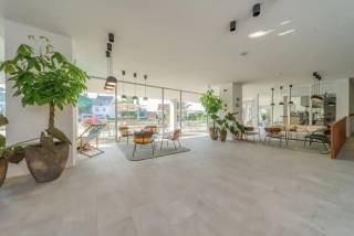 <p><strong>Exclusieve assistentiewoning op toplocatie in het hart van Oostduinkerke</strong></p>
<p>In de gezellige dorpskern van Oostduinkerke bevindt zich deze recente en uiterst rustig gelegen assistentiewoning, waar comfort, veiligheid en een hoogwaardige dienstverlening centraal staan.</p>
<p>Het appartement omvat een inkomhal met gastentoilet, een lichtrijke leefruimte die uitgeeft op een aangenaam terras, een volledig ingerichte keuken, een ruime slaapkamer en een grote badkamer voorzien van onder meer een tweede toilet.</p>
<p>Bewoners genieten van een uitgebreid diensten- en zorgaanbod, gecombineerd met uitstekende ontspanningsfaciliteiten. <br />Het complex beschikt onder meer over een verwarmd binnenzwembad, sauna, hammam, fitnessruimte en diverse stijlvolle gemeenschappelijke ruimtes die ontmoeting en gezelligheid bevorderen.</p>
<p>Dankzij de interessante fiscale voordelen vormt deze assistentiewoning bovendien een aantrekkelijke investering. Het appartement is momenteel verhuurd, wat deze eigendom extra interessant maakt als zorgeloze opbrengsteigendom.</p>
<p>Gelegen op <strong>A. Boudrystraat, 8670 Oostduinkerke</strong>, biedt deze residentie een unieke combinatie van rust, comfort, luxe en een centrale ligging op wandelafstand van winkels, horeca en alle dagelijkse voorzieningen.</p>
<p><strong>Elk ernstig bod wordt ter beoordeling voorgelegd aan de verkoper.</strong></p>
<p>Interesse in deze unieke opportuniteit? Neem vrijblijvend contact op met <strong><span><span>Frank Verschoore</span></span></strong> via <strong>0484 74 44 59</strong> voor meer informatie of het inplannen van een bezoek.</p>