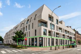 Op een uiterst centrale en uitstekend bereikbare locatie in Wijnegem bevindt zich deze hoogwaardige commerciële ruimte van maar liefst 723 m².<br />Gelegen in de plint van de stijlvolle residentie Annonciaden, waar heel wat erkende assistentiewoningen zijn ondergebracht, geniet deze eigendom van een uitstekende visibiliteit en een constante passage.<br />De ruimte is afgewerkt met oog voor kwaliteit en comfort en is onmiddellijk instapklaar. Ze beschikt onder meer over een elegante parketvloer, een centraal gestuurd verwarmings- en koelingssysteem, een royale plafondhoogte, een representatieve onthaalbalie, een volledig ingerichte keuken en meerdere sanitaire voorzieningen.<br />Dankzij haar flexibele indeling en hoogwaardige afwerking is deze eigendom geschikt voor tal van professionele activiteiten, zoals o.a.: fitness- of wellnesscentrum; pilates- of yogastudio; (para)medische praktijk; showroom; handelszaak; kantoor; opleidings- of polyvalente ruimte; ...<br />De commerciële ruimte beschikt over twee afzonderlijke toegangen, zowel via de Turnhoutsebaan als via de Schoolstraat, wat de bereikbaarheid en functionaliteit aanzienlijk verhoogt. Bovendien kan het pand, mits de nodige aanpassingen, opnieuw worden opgesplitst in twee afzonderlijke handelsruimtes.<br /><br />Een extra troef is de flexibiliteit: deze eigendom is zowel te koop als te huur, waardoor zowel investeerders als eindgebruikers hier een unieke opportuniteit vinden. Er zijn 5 ondergrondse staanplaatsen in de prijs inbegrepen en in de oppervlakte van de polyvalente ruimte is reeds een riante (hoge en brede) garagebox op de gelijkvloerse verdieping inbegrepen.<br /><br />Troeven op een rij:
<ul>
<li>Commerciële ruimte van 723 m²</li>
<li>Zeer centrale toplocatie in Wijnegem</li>
<li>Uitstekende zichtbaarheid en bereikbaarheid</li>
<li>Hoogwaardige en instapklare afwerking</li>
<li>Centrale verwarming en koeling</li>
<li>Meerdere afzonderlijke toegangen</li>
<li>Geschikt voor uiteenlopende commerciële en professionele activiteiten</li>
<li>Mogelijkheid tot opsplitsing in twee units</li>
<li>Zowel te koop als te huur</li>
</ul>
Bent u op zoek naar een representatieve commerciële ruimte met tal van mogelijkheden op een absolute toplocatie? Contacteer Vons via info@vbvastgoed.be of 03 337 50 70 voor meer informatie of een vrijblijvende bezichtiging.
