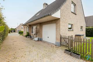 <p>TE KOOP Centraal gelegen OB met 4SLP, tuin en terras</p>
<p>Deze verzorgde open bebouwing uit 1996 is ideaal voor wie op zoek is naar een ruime, instapklare woning zonder renovatieplicht, en dit op een centrale ligging.</p>
<p>Bij het betreden van de woning komt u in een inkomhal met gastentoilet.<br />Aansluitend bevindt zich de gezellige, afgesloten leefruimte die zorgt voor een aangename en huiselijke sfeer.<br />De recent vernieuwde, gesloten keuken is praktisch ingericht en sluit naadloos aan op de ruime garage. Deze biedt niet alleen plaats voor 2 voertuigen, maar ook extra bergruimte.</p>
<p>De 1<sup>ste</sup> verdieping beschikt over 4 volwaardige slaapkamers, bureau en een badkamer, uitgerust met een douche, toilet en dubbele lavabo. Daarnaast is er nog een zolder aanwezig die perfect kan worden omgevormd tot een extra verdieping.</p>
<p>Buiten geniet u van een oprit met plaats voor 3 wagens, een aangename tuin en een terras waar het heerlijk vertoeven is.</p>
<p>Kortom, een ruime en functionele gezinswoning met tal van mogelijkheden, gelegen op een centrale en vlot bereikbare locatie.</p>
<p>Interesse? Boek vandaag nog je bezoek met Kat: 0473/42.76.99.</p>
<p><strong>Vraagprijs: €425.000</strong></p>