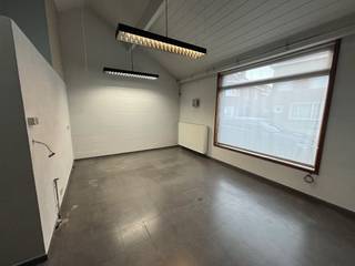 Praktijkruimte van ca. 100m² te huur in Heule. Het pand bestaat uit 2 aparte ruimtes die kan dienen als wachtzaal of apart bureel. Geschikt voor een starter in een vrij beroep of iemand die gewoon een praktische werkplek zoekt.Bent u op zoek naar een handelspand in Heule? Contacteer ons voor meer informatie of een bezoek ter plaatse op het nummer 056 21 11 11.