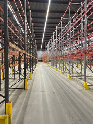 <p><strong>Site emblématique au cœur de Charleroi</strong>, cet ancien site industriel ayant accueilli autrefois Courtehoux et Delfood bénéficie aujourd’hui d’un nouveau souffle. Idéalement situé, il offre de nombreux atouts pour toute activité professionnelle :</p>
<ul>
<li>
<p><strong>110 places de parking</strong></p>
</li>
<li>
<p><strong>Espaces de bureaux fonctionnels</strong></p>
</li>
<li>
<p><strong>3.000 m² de panneaux solaires</strong> pour une énergie verte et maîtrisée</p>
</li>
<li>
<p><strong>Smart cabine</strong> pour une gestion intelligente de l’énergie</p>
</li>
<li>
<p><strong>Éclairage LED</strong> pour un confort optimal et des économies d’énergie</p>
</li>
</ul>
<p>Un lieu stratégique combinant accessibilité, efficacité énergétique et potentiel de développement.</p>