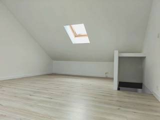 Gezellige instapklare woning in het hart van Willebroek.<br /><br />Op zoek naar een verzorgde, instapklare woning op een rustige locatie? Dan is deze charmante woning zeker een bezoek waard.<br /><br />De woning beschikt over 3 volwaardige slaapkamers, verspreid over twee verdiepingen.<br /><br />Geniet van de zuidgerichte tuin en het terras, waar je de hele dag van de zon kunt genieten. De aangename buitenruimte maakt het ideaal om te ontspannen of gezellig te barbecueën.<br /><br />Daarnaast is de woning uitgerust met zonnepanelen, wat zorgt voor een lagere energiefactuur en een duurzamere woonervaring.<br /><br />In de kelder bevinden zich alle technische voorzieningen, waaronder de aansluitingen voor water, gas, elektriciteit, fiber en coax, wat zorgt voor een overzichtelijke en praktische indeling.<br /><br />Gelegen in een rustige, kindvriendelijke buurt, terwijl winkels, scholen, openbaar vervoer en belangrijke invalswegen zich op korte afstand bevinden. Zo combineer je een rustige woonomgeving met een uitstekende bereikbaarheid.<br /><br />Troeven op een rij:<br /><br />Instapklare woning<br />3 slaapkamers<br />Zuidgerichte tuin en terras<br />Zonnepanelen<br />Praktische kelder met alle technische aansluitingen<br />Rustige ligging<br />Centrale locatie nabij winkels, scholen en openbaar vervoer<br /><br />Interesse? Neem vandaag nog contact op voor een bezoek en ontdek zelf alle troeven van deze woning.