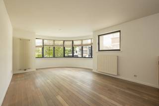 <h2><span>Design appartement met garage in het hart van Brasschaat</span></h2><p><span>Op een uitstekende locatie aan de </span><span>Bredabaan</span><span>, op de hoek met de </span><span>Broomansakker</span><span>, bevindt zich dit stijlvolle </span><span>1-slaapkamerappartement</span><span> op de tweede verdieping. Je woont hier midden in het bruisende centrum van </span><span>Brasschaat</span><span>, op wandelafstand van winkels, restaurants, openbaar vervoer en het groene </span><span>Gemeentepark Brasschaat</span><span>.</span></p><p><span>Het appartement combineert een moderne afwerking met veel lichtinval. De ruime </span><span>leefruimte op parketvloer</span><span> wordt gekenmerkt door een uniek raampartij die zorgt voor een aangename, open sfeer. De </span><span>luxueuze open keuken</span><span> sluit perfect aan bij het leefgedeelte en is ideaal voor wie houdt van comfortabel wonen.</span></p><p><span>Verder beschikt het appartement over één </span><span>slaapkamer</span><span>, een </span><span>douchekamer</span><span>, een praktische </span><span>wasplaats</span><span>.</span></p><p><span>Extra comfort wordt geboden door de aanwezigheid van een </span><span>lift</span><span> en een </span><span>privatieve kelderberging</span><span>.</span></p><p><span>Troeven:</span></p><ul><li><span>Topligging in het centrum van Brasschaat</span><span> </span></li><li><span>1 slaapkamer</span><span> </span></li><li><span>Lichtrijke leefruimte met parketvloer</span><span> </span></li><li><span>Luxueuze open keuken</span><span> </span></li><li><span>Lift en kelderberging</span><span> </span></li><li><span>EPC C</span></li><li><span>Mogelijkheid tot huren van garage aan €100/maand</span></li></ul><p><span>Huurprijs:</span><span> €950/maand<br /></span><span>Gemeenschappelijke kosten:</span><span> €80/maand<br /></span><span>Onmiddellijk beschikbaar</span></p><p><span>Interesse in dit stijlvolle appartement op toplocatie? Gelieve de huuraanvraag in te vullen via het pand op www.sinjoor.be</span></p><p><span> </span></p>