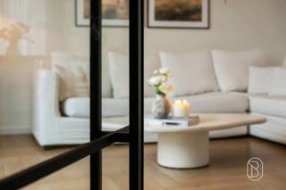 <p>Te koop: prachtig ingerichte recente, energiezuinige woning op topligging en wandelafstand van het centrum!<br /><br />Op een uiterst gunstige ligging, op wandelafstand van het centrum, bevindt zich deze recente energiezuinige woning (BJ 2021). Een ideale keuze voor wie modern wooncomfort wil combineren met zeer lage energiekosten én een vlotte bereikbaarheid van alle voorzieningen.<br /><br />INDELING: inkomhal met vestiaire, apart toilet, gezellige en lichtrijke leefruimte (visgraatvloer, stalen deur), open geïnstalleerde keuken (mortex) met eiland, handige berging met wasplaats.<br />Buiten geniet je van een aangelegd terras en een omheinde tuin met groot tuinhuis. Extra praktisch: carport en 2 staanplaatsen.<br /><br />Op de verdieping bevinden zich de overloop, 3 charmante slaapkamers, een badkamer met ligbad én douche, en een extra berging.<br /><br />Troeven<br />• Verkoop onder registratierechten<br />• Warmtepomp met vloerverwarming én koeling<br />• Zonnepanelen<br />• Regenwaterput 10.000 L<br />• Basisdomotica<br />• Elektriciteit conform<br />• Zeer energiezuinig: E-peil 5<br />• Carport + 2 parkings<br />• Op wandelafstand van het centrum<br /><br />Voor wie is dit ideaal?<br />Voor wie op zoek is naar een recente, instapklare en toekomstgerichte woning met tuin, vlakbij het centrum en alle dagelijkse voorzieningen.<br /><br />Bezoek na afspraak met Immo Beguin: info@immobeguin.be</p>