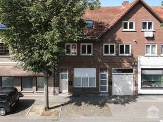 strong&gt;Instapklaar duplexappartement met 3 slaapkamers in hartje Overpelt!
<p>Op de uitzonderlijke centrumlocatie Dorpsstraat 26 bus 2 bevindt zich dit ruime appartement van 141 m², volledig gerenoveerd in 2019. Het gebouw omvat slechts 2 appartementen en heeft geen gemeenschappelijke ruimtes. Via de eigen inkomhal bereikt u de eerste verdieping met een ruime, open leefruimte bestaande uit woonkamer, eetplaats en moderne keuken met eiland. Verder zijn hier een hal, apart toilet en badkamer voorzien. De tweede verdieping omvat 3 slaapkamers, waarvan de grootste beschikt over een dressing. Met EPC-label B, condenserende gasketel, conforme elektriciteit én asbestveilig attest geniet u van een zorgeloze aankoop. De combinatie van ruimte, instapklaar comfort en een topligging midden in het centrum maakt dit appartement bovendien bijzonder interessant als investering.</p>
<p>Dit appartement wordt verkocht met inbegrip van de huidige meubelen.</p>