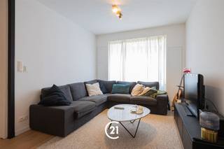 <p>Vous recherchez une maison de 3 chambres entièrement rénovée et prête à emménager à Gand ? Alors cette maison est exactement ce qu'il vous faut.</p><p>Située dans la Beukelaarstraat à Gand, elle bénéficie d’un cadre de vie calme et agréable, tout en étant facilement accessible. Vous trouverez à proximité immédiate des commerces, des écoles, des restaurants et autres commodités quotidiennes. Grâce à la proximité des principaux axes routiers et à un bon réseau de transports en commun, le centre de Gand et les communes environnantes sont facilement accessibles. De plus, la maison se trouve à proximité du bord de l’eau, avec d’agréables sentiers de promenade et de course à pied dans les environs.</p><p>Agencement :</p><p>Rez-de-chaussée : depuis le hall d’entrée, vous accédez à l’espace de vie lumineux, qui donne sur la cuisine entièrement équipée. La maison dispose également d’une cave pratique.<br />1er étage : L’escalier situé dans l’espace de vie mène au couloir de nuit, qui donne accès à une chambre spacieuse et à la salle de bains.<br />2e étage : Au deuxième étage se trouvent deux autres chambres. Grâce à l'extension réalisée en direction du toit-terrasse, l'espace disponible a été exploité de manière optimale.</p><p>La maison a été entièrement rénovée et présente des finitions de bon goût. Une maison idéale pour ceux qui recherchent le confort, l'espace et un logement prêt à emménager dans un quartier agréable de Gand.<br />Intéressé(e) ? N'hésitez pas à nous contacter pour plus d'informations ou pour organiser une visite.</p>