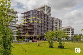 <p><span>Nieuwbouw hoekappartement met 1 slaapkamer, 2 riante terrassen en adembenemend Scheldezicht te Nieuw-Zuid!</span></p><p><span>Residentie "Huis aan de Kade" is een prestigieus nieuwbouwproject naar het ontwerp van Robbrecht & Daem architecten ('t Mas). Hier geniet u van een absolute toplocatie op 't Nieuw Zuid, van panoramische uitzichten over de Schelde en de feeërieke Antwerpse skyline alsook van het Kaaipark met stadsbos dat voorziet in een hondenweide een meerdere speeltuinen voor de (klein)kinderen. Een hoge afwerkingsgraad, hedendaags comfort, klasse en stijl gaan hier hand in hand. De spectaculaire vergezichten tillen de binnenruimte, het omvangrijke zomer- alsook het dito winterterras (overdekt) tot een ongekend niveau. Dit unieke "future-proof" appartement staat garant voor energiezuinig, zorgeloos en kwalitatief wonen en is ook uitermate geschikt als pied à terre en investering. </span></p><p><span> </span></p><p><span>Inkom-/nachthal, leefruimte & keuken:</span></p><p><span>U betreedt dit pareltje via de inkomhal met veiligheidsdeur, berging en videofoon. Het oog valt meteen op de prachtige parketvloer, dewelke is doorgelegd in nagenoeg het hele appartement. In de trendy leefruimte met open keuken die toegang verleent tot beide terrassen, wordt u overladen door een mooie natuurlijke lichtinval en omvergeblazen door de spectaculaire uitzichten. De oogstrelende "Bulthaup" keuken met eiland en zitgedeelte is afgewerkt met marmeren werkblad/spatwand en is voorzien van kwalitatieve (veelal Miele) toestellen. </span></p><p><span> </span></p><p><span>Slaapkamer, dressing, badkamer & toilet:</span></p><p><span>De master-bedroom heeft een aansluitende dressing, de muur tussenbeide kan indien gewenst eenvoudig worden opengemaakt. In de en suite badkamer met nis voor wasmachine en droogkast liggen alle aansluitingen volledig klaar. Net zoals in het aparte gastentoilet kan u nog volledig inrichten naar eigen smaak. </span></p><p><span> </span></p><p><span>Terrassen, autostaanplaats, fietsberging & kelder:</span></p><p><span>Als kers op de taart kan u genieten van een fenomenaal winterterras (overdekt met raampartijen die open kunnen) alsook van een geweldig zomerterras (samen ca. 30m²). Kortom, tijdens elk seizoen kan u wegdromen bij het sprookjesachtige uitzicht over onze prachtige Scheldestad. Aperitieven en dineren in dit zéér charmant Antwerpse kader zal telkens weer onvergetelijk zijn voor uzelf en uw gasten Een ondergrondse staanplaats kan bij aangekocht worden (€ 40.000), uiteraard een ware luxe in een stadsomgeving. De praktische kelder is inbegrepen. Ook uw fietsen kunnen veilig en droog gestald worden, zelfs uw bakfiets. </span></p><p><span> </span></p><p><span>Extra troeven:</span></p><p><span>- Toplocatie</span></p><p><span>- EPC A (85m² vloeroppervlakte + 30m² terras)</span></p><p><span>- Warmtepomp en vloerverwarming</span></p><p><span>- 1e bewoning</span></p><p><span>- EK conform</span></p><p><span>- Zomer- en winterterras- Kelder</span></p><p><span>- Autostaanplaats en fietsberging</span></p><p><span>- Fiberklaar</span></p><p><span>- 2 privatieve zonnepanelen</span></p><p><span> </span></p><p><span>*Verkoop onder 21% btw.</span></p><p><span> </span></p>