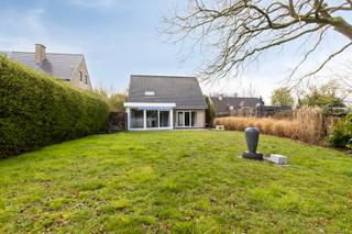 <p><strong><em>Stylish family home with an abundance of light and green comfort in a dream residential setting</em></strong></p><p><strong><em>Located in an exceptionally quiet and residential neighborhood in charming Kessel, you will find this perfectly maintained and move-in-ready family home built in 2004. Thanks to its warm timber frame construction and thoughtful layout, it instantly feels like a true home.</em></strong></p><p></p><p><em>If you are interested and want to be the first to seize the opportunity to discover your dream home, you are very welcome to attend our </em><strong><em>exclusive “Avant-Première” on Friday 19/06 and Saturday 20/06.</em></strong><em> A viewing can easily be scheduled via the designated booking button on the website, where you can also consult the accompanying regulations. The bidding deadline for this property runs up to and including 22/06.</em></p><p></p><p>You enter through an inviting and bright entrance hall, which is equipped with a guest toilet and a handy cloakroom area. At the front of the house, there is a separate office, ideal for anyone wanting to work from home undisturbed.</p><p>The spacious living room is bathed in natural light and tastefully finished with subtle recessed spotlights. A large tilt-and-turn window offers beautiful views and a seamless transition to the terrace.</p><p>Adjacent lies the fully equipped, semi-open kitchen with a cozy dining corner. This is fitted with modern appliances, including ceramic hobs, a telescopic extractor hood, an oven, a microwave, a dishwasher, and an American fridge. The kitchen also provides direct access to the outdoor area.</p><p>Practical comfort is guaranteed by the adjoining, spacious utility room, which features a utility sink and the necessary connections for a washing machine.</p><p></p><p>A fixed staircase leads to the central night hall on the first floor. Here, you will find three full-sized, comfortable bedrooms and a well-kept, fully fitted bathroom equipped with both a shower and a wonderful massage bathtub.</p><p>A handy storage attic is accessible for storing seasonal belongings.</p><p></p><p>Outside, it is pure enjoyment on the spacious 40m² terrace, which connects seamlessly to the pleasant and low-maintenance garden. A large garden shed offers extra storage space for garden tools and bicycles.</p><p>The total plot of 07a 95ca is fully fenced, providing a safe haven for children to play. At the front, the property boasts a generous driveway with parking space for multiple cars.</p><p></p><p>The financial and technical aspects of this property are just as attractive as its aesthetics. With an excellent energy score (label B), a fully compliant electrical inspection, and an asbestos-safe certificate, you can buy here with absolute peace of mind.</p><p></p><p>The location is an extraordinary bonus: within walking distance of the historic and green "Fort of Kessel", which offers endless opportunities for walking and cycling in relaxing surroundings, and just a stone's throw from the village center with schools, childcare, shops, and supermarkets.</p><p></p><p><strong><em>Should you wish to experience the unique atmosphere and comfort of this property for yourself, please feel free to contact us to book your personal tour.</em></strong></p>