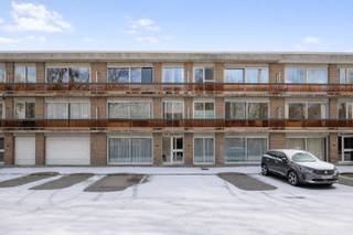 Op zoek naar een comfortabel en zorgeloos appartement op een toplocatie? <br />Dan is dit goed onderhouden en instapklare appartement met 2 slaapkamers precies wat u zoekt.<br /><br />Het energiezuinige appartement geniet van een uitstekende ligging, vlakbij belangrijke invalswegen, openbaar vervoer en alle dagelijkse voorzieningen zoals winkels, scholen en horeca. <br />Ideaal voor wie centraal wil wonen met een vlotte bereikbaarheid. <br />Door de inplanting meer naar achter toe, geniet u van rust, groen én parkeergelegenheid voor de deur.<br /><br />Op eerste verdieping treft u een licht en aangenaam appartement aan met een lumineuze leefruimte, een functionele keuken met aansluitend praktische berging/wasplaats. <br />Verder een verzorgde badkamer met bad/douchecombinatie, apart toilet en twee volwaardige slaapkamers die uitgeven op het zonnige terras.<br /><br />Dankzij het goede onderhoud verkeert het appartement in uitstekende staat, waardoor u zonder bijkomende werken meteen kan verhuizen.<br /><br />Een extra troef zijn de lage algemene kosten, wat dit appartement niet alleen comfortabel maar ook financieel aantrekkelijk maakt — perfect als eigen woonst of als investering.<br /><br />Garagebox, vlot te bereiken via de achterliggende straat en twee praktische kelderbergingen, verplicht mee aan te kopen. <br />( € 20.000)<br />Kortom: een praktisch, goed gelegen en instapklaar appartement dat wooncomfort en bereikbaarheid perfect combineert. Een bezoek meer dan waard!<br />Beschikbaar oktober 2026!