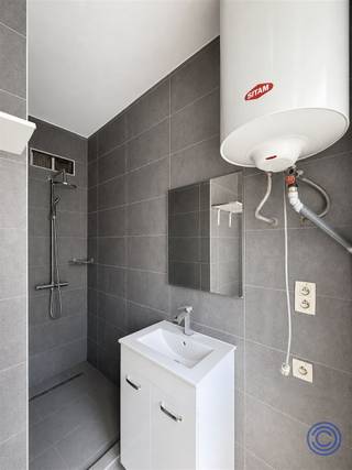 <p><span>Informatie appartementsgebouw</span></p><p><span>aangename 1-slaapkamerappartement in de Olijftakstraat combineert een praktische indeling met een uitstekende bereikbaarheid. U komt binnen in de gezellige woonkamer met onderhoudsvriendelijke laminaatvloer en aansluitend een open keuken. Deze is uitgerust met een elektrische kookplaat, dampkap en spoelbak. Een aansluiting voor een vaatwasser is eveneens voorzien. Verder beschikt het appartement over een slaapkamer van circa 10 m² en een badkamer met instapdouche, lavabomeubel en toilet. Een ruime, droge kelderberging is inbegrepen. Ook het gebouw is klaar voor de toekomst: in 2026 werd de gevel volledig geïsoleerd en vernieuwd. Daarnaast werd het dak geïsoleerd met het oog op de energienormen van 2050. Het appartement heeft EPC-label C en beschikt over individuele meters voor water en elektriciteit. Dankzij het openbaar vervoer en een Velo-station om de hoek verplaatst u zich moeiteloos door de stad. De uitstekende Mobiscore van 9,5/10 maakt dit appartement bijzonder interessant voor starters, alleenstaanden én investeerders.</span></p><p><span> </span></p><p><span>Indeling</span></p><ul><li><span>U betreedt het appartement via de woonkamer, die is afgewerkt met een onderhoudsvriendelijke laminaatvloer. Aansluitend bevindt zich de open keuken</span></li><li><span>De keuken beschikt over een basisuitrusting met een elektrische kookplaat, dampkap en spoelbak. Er is tevens een aansluiting voor een vaatwasser voorzien</span></li><li><span>Slaapkamer van circa 10 m²</span></li><li><span>Badkamer met instapdouche, lavabomeubel en toilet</span></li></ul><p><span> </span></p><p><span>Extra's</span></p><ul><li><span>Een belangrijke meerwaarde is de recente gevelrenovatie. In 2026 werd de volledige gevel geïsoleerd en vernieuwd. Ook het dak werd geïsoleerd conform de geldende energienormen met het oog op 2050. Deze werken dragen bij aan de energiezuinigheid en toekomstbestendigheid van het gebouw</span></li><li><span>De gemeenschappelijke delen nog opgefrist voor het verlijden van de akte</span></li><li><span>Bij het appartement hoort een ruime en droge kelderberging</span></li></ul><p><span> </span></p><p><span>Algemene informatie</span></p><ul><li><span>Aparte meters voor elektriciteit en water</span></li></ul><p><span> </span></p><ul><li><span>EPC: label C</span></li><li><span>Elektrische keuring: in aanvraag</span></li><li><span>Asbestattesten: in aanvraag</span></li></ul><p><span> </span></p><p><span>Gebouw</span></p><ul><li><span>Gebouw bestaande uit een kelder, gelijkvloerse verdieping met 3 auto staanplaatsen en 4 appartementen met 1 slaapkamer</span></li><li><span>Geen lift aanwezig</span></li><li><span>Parlofoon aanwezig</span></li></ul><p><span> </span></p><p><span>Ligging</span></p><ul><li><span>Het appartement is gelegen in de Olijftakstraat in Antwerpen. De straat wordt heraangelegd met meer aandacht voor groen, beschermde fietspaden en bredere voetpaden. Dit komt niet alleen het wooncomfort ten goede, maar versterkt ook de toekomstige uitstraling van de omgeving</span></li><li><span>Dankzij de centrale ligging geniet u van een uitstekende bereikbaarheid met het openbaar vervoer. Een Velo-station bevindt zich vlak om de hoek. De uitstekende Mobiscore van 9,5/10 onderstreept bovendien de sterke mobiliteit en bereikbaarheid van deze locatie</span></li></ul><p><span> </span></p><p><span> </span></p><p><span>De informatie in deze prospect is ter informatieve titel: de kandidaat-kopers moeten hun eigen zaak maken van het verkrijgen, controleren en interpreteren van deze informatie</span></p>