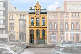 Deze statige herenwoning is gelegen in de Prins Albertstraat, één van de mooiste en meest gegeerde straten van Sint-Niklaas, en dit op...