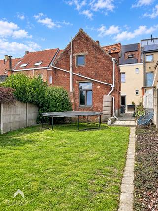 <p>Energiezuinige woning op een centrale locatie bestaande uit een gezellige leefruimte met eet-en zithoek, uitgeruste keuken met berging, afzonderlijk toilet, garage, droge kelder en een zuid gerichte tuin met terras en een gemetste tuinberging met zolder die kan omgevormd worden tot polyvalente ruimte. <br /><br />Op de 1<sup>ste</sup> verdieping zijn 3 volwaardige slaapkamers, recent vernieuwde badkamer (inloopdouche, toilet en lavabomeubel) en een vaste trap naar de 2<sup>de</sup> verdieping die afgewerkt is met een masterbedroom + dressing of kinderkamer.</p>
<p>Extra troeven:</p>
<ul>
<li>Energiezuinig</li>
<li>Voorzien van 11 zonnepanelen</li>
<li>Dubbele beglazing PVC + elektrische rolluiken</li>
<li>Regenwaterput</li>
<li>Op wandelafstand van scholen, winkels en openbaar vervoer</li>
<li>Instapklaar</li>
</ul>
<p>Deze woning is te koop ZONDER makelaar via het concept van Smart Houses! Verdere inlichtingen of bezoek? Contacteer rechtstreeks de eigenaar via +32486346593</p>