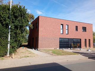 <p>Ontdek deze moderne nieuwbouwwoning met 3 slaapkamers, gelegen op een rustige locatie. Met een EPC-score A+ geniet u van maximale energiezuinigheid en lage energiekosten. De architectuur kenmerkt zich door strakke lijnen en een hedendaagse afwerking met kwalitatieve materialen.</p><p>De woning biedt een ruime en lichte leefruimte, ideaal voor gezinsleven en entertainment. De grote raampartijen zorgen voor een aangename lichtinval en een connectie met de buitenomgeving.<br />De volledig ingerichte, warme en gezellige keuken vormt het kloppend hart van de woning – een plek waar design en functionaliteit perfect samensmelten en waar elk detail klopt. De drie slaapkamers bieden voldoende ruimte voor het hele gezin.<br />De badkamer is voorzien van dubbel wastafel, inloopdouche en ligbad<br />Bovendien is er een aparte kantoorruimte, garage en ruime kelder die vrij ingericht kunnen worden (hobby-ruimte, wijnkelder, berging....)</p><p>Duurzaamheid/technieken:<br />- warmtepomp, vloerverwarming, ventilatiesysteem type D en optimale isolatie<br />- domotica<br />- vaatwas, combi-oven, koelkast...</p><p>Deze woning is een uitstekende keuze voor wie op zoek is naar comfort, duurzaamheid en een groene tuin met terras.</p><p>En de woning kan mits voorwaarden gekocht worden aan 6% BTW-tarief</p>