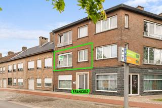 Op een centrale ligging langs de Westlaan bevindt zich dit verzorgd appartement op de eerste verdieping met een bewoonbare oppervlakte van 81 m². Dankzij de vlotte bereikbaarheid, nabijheid van winkels, openbaar vervoer en het centrum van Roeselare vormt dit appartement de ideale uitvalsbasis voor zowel eigen bewoning als investering.<br /><br />Het appartement verwelkomt u via een ruime inkomhal met ingemaakte kasten. De lichtrijke leefruimte geniet van grote raampartijen en biedt voldoende plaats voor een gezellige zithoek en eetplaats. De authentieke elementen gecombineerd met de neutrale afwerking zorgen voor een aangename en tijdloze uitstraling.<br /><br />Aansluitend bevindt zich de praktische keuken, uitgerust met onder andere een kookplaat, oven, dampkap, spoelbak en voldoende kastruimte.<br /><br />Verder beschikt het appartement over twee volwaardige slaapkamers met warme parketvloer en een functionele badkamer voorzien van douche, lavabo en toilet.<br /><br />Extra comfort wordt gegarandeerd dankzij de aanwezigheid van een traplift in het gebouw, wat het appartement extra toegankelijk maakt voor jong en oud.<br /><br />Daarnaast geniet u nog van een gemeenschappelijke fietsenberging, een gemeenschappelijke vuilnisberging, een gevloerde kelder en veel natuurlijke lichtinval in het appartement.<br /><br />Bent u op zoek naar een verzorgd appartement op een uitstekende ligging in Roeselare? Neem vandaag nog contact op voor een bezoek ter plaatse.<br /><br />