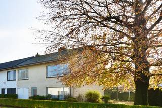 In een bijzonder rustige en kindvriendelijke woonomgeving, op korte afstand van het centrum van Eeklo, bevindt zich deze charmante halfopen woning op een royaal hoekperceel van maar liefst 906 m².
Dankzij de ligging aan twee straten geniet u hier van een uitstekende toegankelijkheid, extra privacy en tal van praktische voordelen.
De woning verwelkomt u met een aangenaam woonvolume en een solide structuur die een ideale basis vormt om verder op te knappen en volledig naar uw hand te zetten. Grote raampartijen zorgen voor een mooie natuurlijke lichtinval en creëren een sterke connectie met de tuin. De bestaande indeling biedt bovendien interessante mogelijkheden om via een aanbouw de keuken en leefruimte uit te breiden tot een ruime, hedendaagse leefkeuken, waar binnen en buiten harmonieus in elkaar overvloeien. Koken, leven en genieten met maximale interactie met terras en tuin staan hier centraal.
Met vier volwaardige slaapkamers biedt de woning tal van mogelijkheden voor een gezin, thuiswerk of hobbyruimte. Bovendien is het pand reeds uitgerust met dubbel glas en centrale verwarming, wat zorgt voor een degelijke en comfortabele basis om stapsgewijs te moderniseren.
Een absolute troef is de uitzonderlijke tuin met perfecte oriëntatie. Twee monumentale bomen geven het perceel een uniek en karaktervol groen kader en zorgen voor natuurlijke verkoeling, waardoor het hier bijzonder aangenaam vertoeven is tijdens warme zomerdagen. De tuin biedt rust, privacy en een zeldzaam gevoel van ruimte.
Ook de omgeving draagt bij aan het aangename woongevoel. De buurt staat bekend om haar goede buurtwerking, rustige sfeer en fijne buren. Op wandelafstand bevindt zich een gezellig openbaar pleintje met speeltuigen en klein fruit, wat de ligging extra aantrekkelijk maakt voor gezinnen. Dankzij het verkeersluwe karakter is dit een veilige en kindvriendelijke omgeving waar het heerlijk wonen is.
Deze woning combineert een sterke ligging, een ruim en perfect georiënteerd perceel en een uitzonderlijk potentieel om verder op te knappen en volledig naar eigen wensen vorm te geven. Een unieke kans voor wie op zoek is naar een warme thuis met toekomst, in het groen en toch dicht bij alles wat Eeklo te bieden heeft.

Een bezoek laat u het potentieel pas écht ervaren. Ontdek deze eigendom ter plaatse en laat u inspireren. Bel ons op 09 336 16 15 of mail naar info@vastgoedunicum.be, wij helpen u graag verder!

Virtuele rondleiding?
https://youtube.com/shorts/-QEB-6nrfCk 
