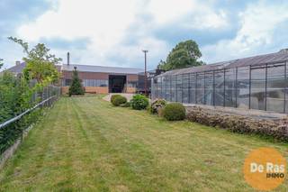 ERPE-MERE - Goed onderhouden woning met magazijn en serresDeze goed onderhouden woning ligt op de rand van Erpe-Mere met Nieuwerkerken maar toch...