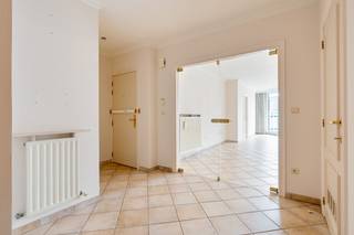Op zoek naar een ruim en lichtrijk appartement in het centrum van Hasselt? Dit pareltje op de vierde verdieping biedt alles wat u zoekt!U komt binnen...